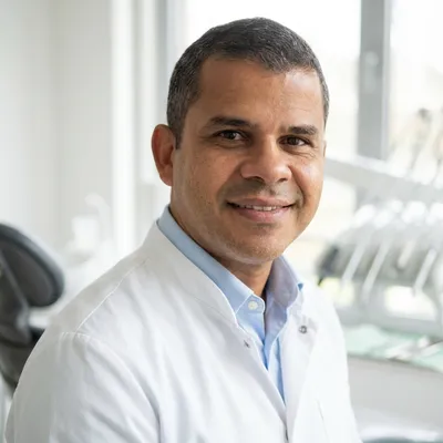 Dr. Jorge Santillán - aesthetic dentistry expert at Gardents Alicante